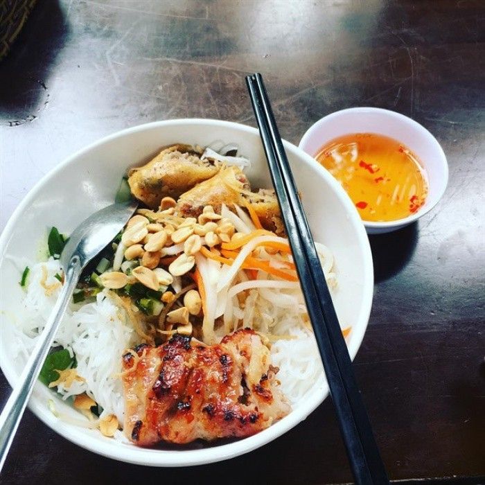 Bún thịt nướng đường Nguyễn Hiền