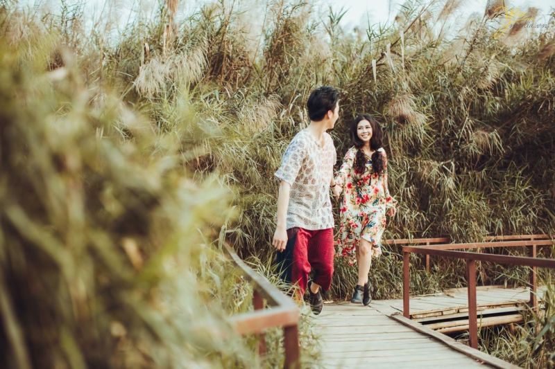 Chụp ảnh cưới tại Vườn hoa – bãi đá sông Hồng