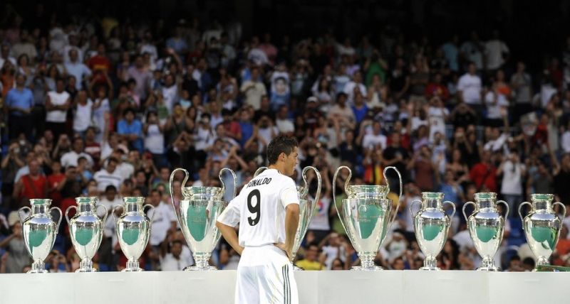 Cristiano Ronaldo: Manchester United sang Real Madrid, 2009  giá 80 triệu bảng Anh