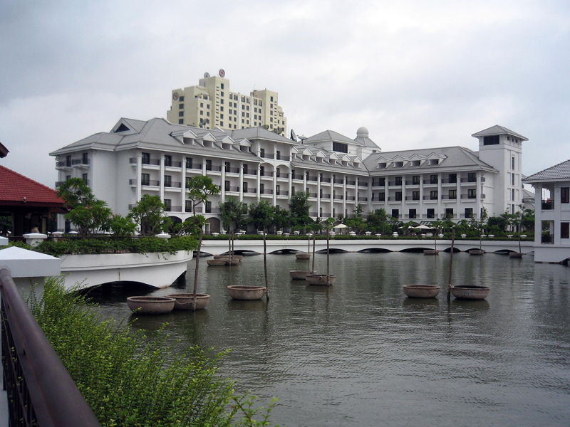 Khách sạn Sông La