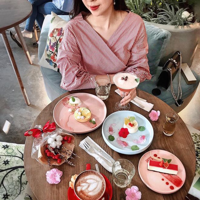 La Fleur Tea and Dessert Café