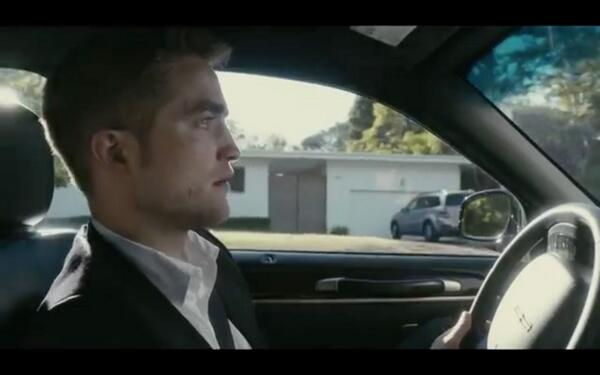 Robert Pattinson đã phải học lái xe ngay trên trường quay