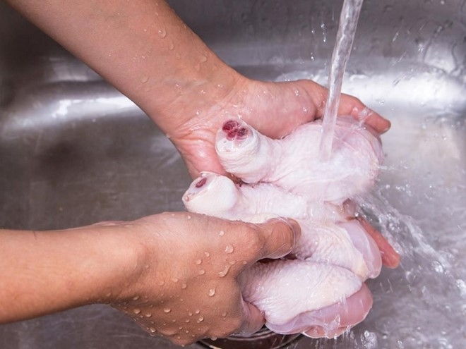 Rửa thịt gà khi còn sống dưới vòi nước mạnh - sai lầm khi bảo quản thực phẩm