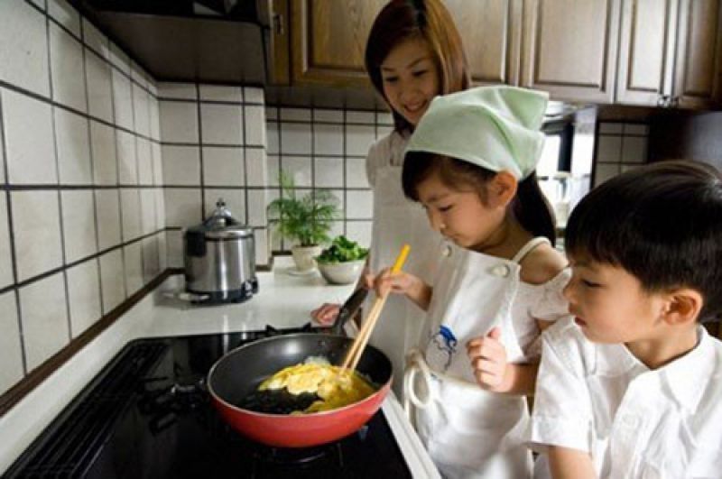 Trẻ em được dạy cách tự chuẩn bị bữa ăn
