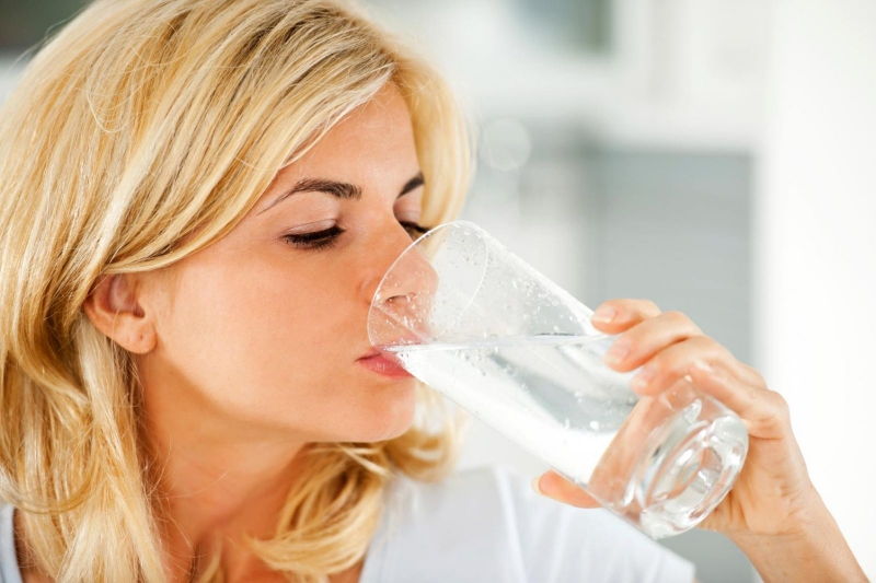 Uống đủ lượng nước mỗi ngày