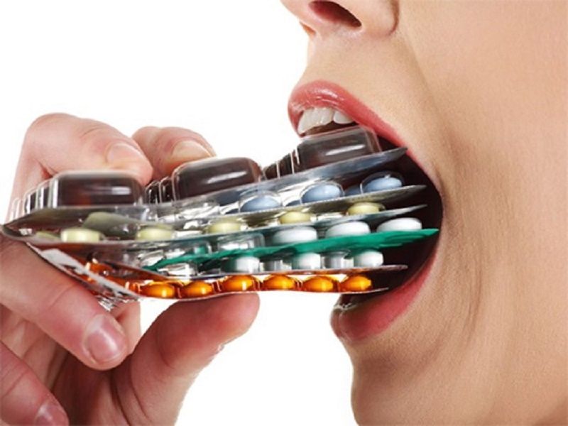 Uống thuốc cũng sẽ làm cản trở khả năng hấp thu vitamin của cơ thể