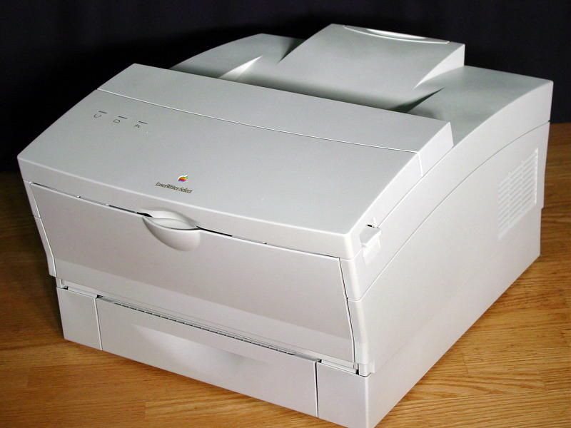 Apple LaserWriter (năm 1985) – Giá: 6,995$ ~ 16,363$ ngày nay