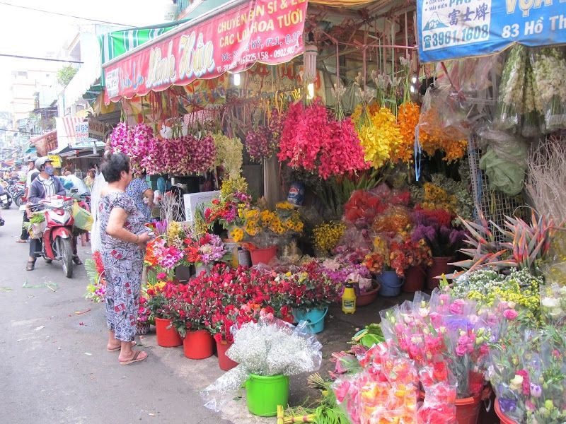 Chợ hoa đêm Hồ Thị Kỷ