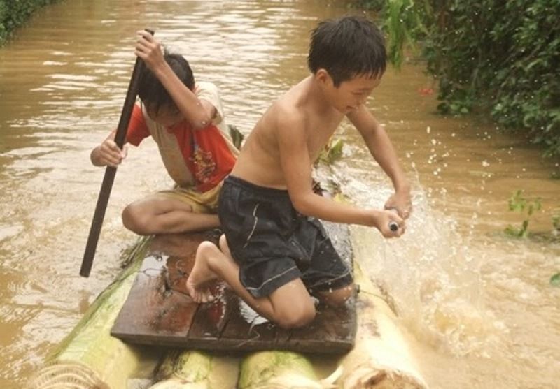 Chơi bè chuối mùa lũ