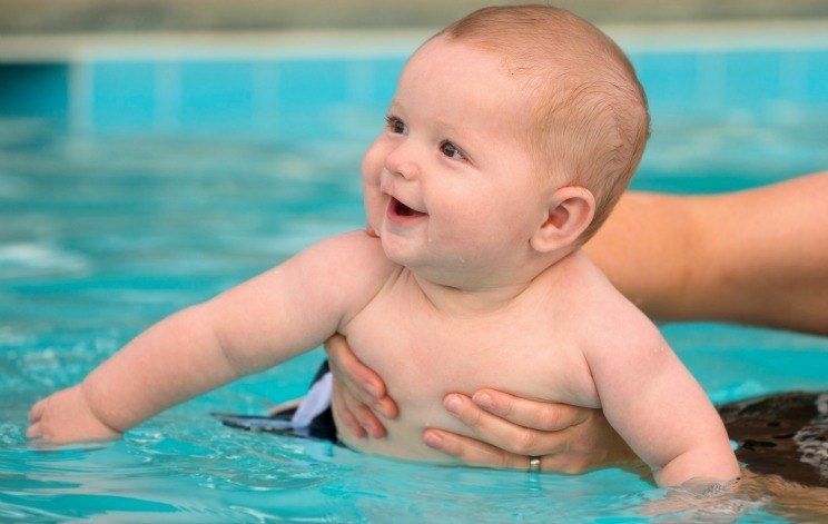Chuẩn bị tâm lí cho con trước khi học bơi