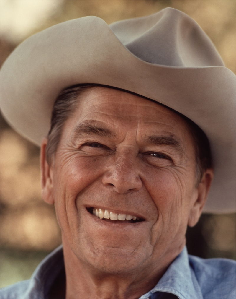 Chúng ta không thể giúp đỡ tất cả mọi người được, nhưng tất cả mọi người có thể cùng nhau giúp đỡ một người - Reagan