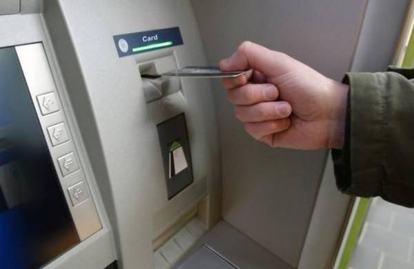 Có nên sử dụng thẻ ATM để rút tiền?