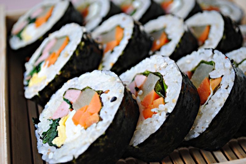 Cơm cuốn lá rong biển - Gimbap