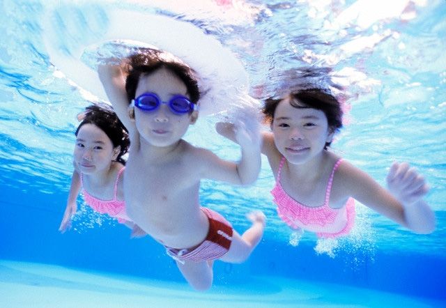 Đảm bảo vệ sinh cho trẻ trước, trong và sau khi bơi
