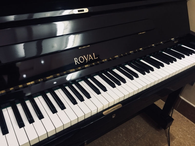 Đàn piano cơ Royal R - 203