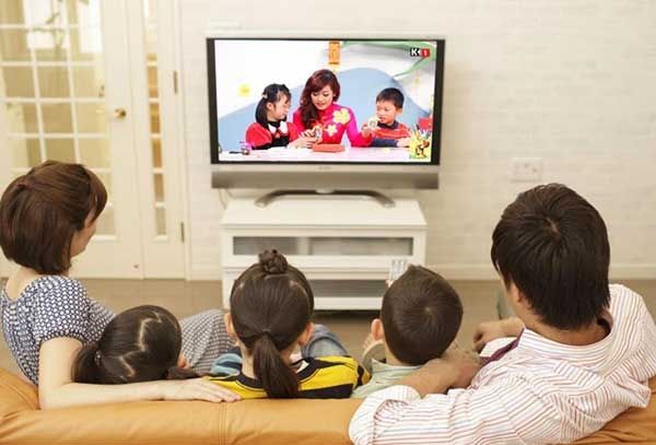 Dạy con học hỏi cách giao tiếp thông qua sách báo, TV