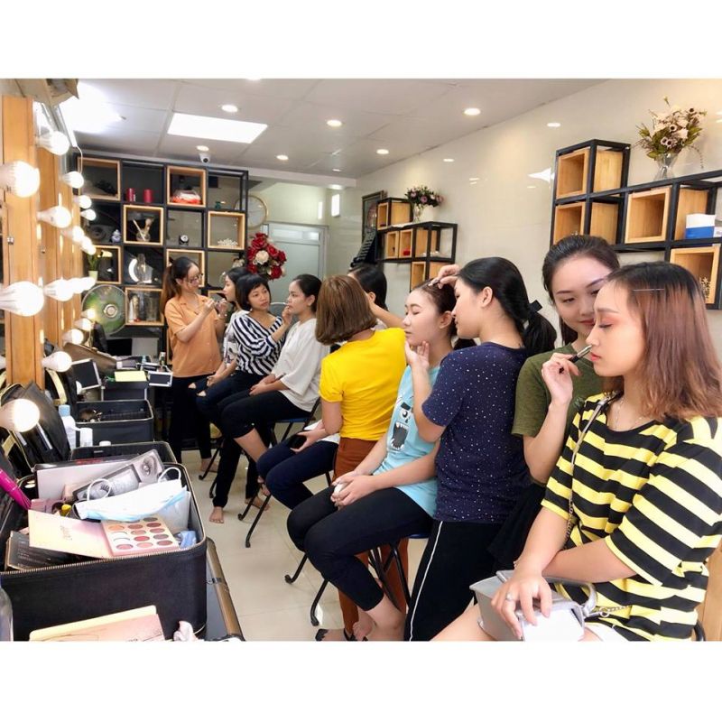 Đức Lộc Makeup Academy.