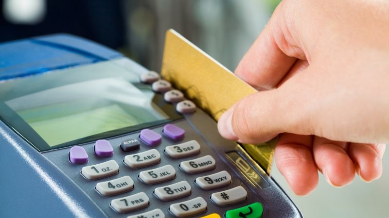 Dùng thẻ tín dụng để rút tiền