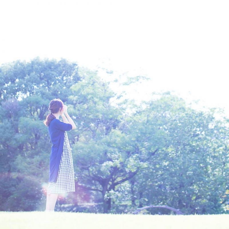 Dùng tay che nắng Dùng tay che nắng