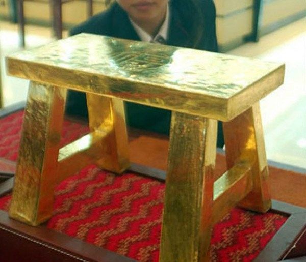 Ghế đẩu được làm hoàn toàn bằng vàng