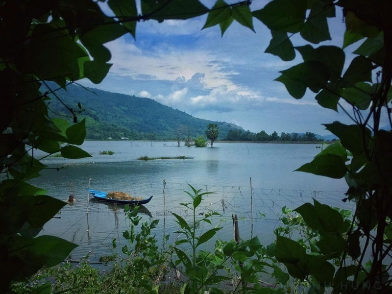 Hồ Ô Tà Sóc dưới núi Ngọa Long, xã Lương Phi, huyện Tri Tôn