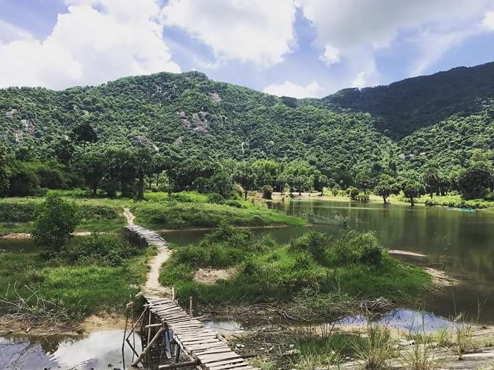 Hồ Ô Thum dưới núi Phụng Hoàng, xã Ô Lâm, huyện Tri Tôn
