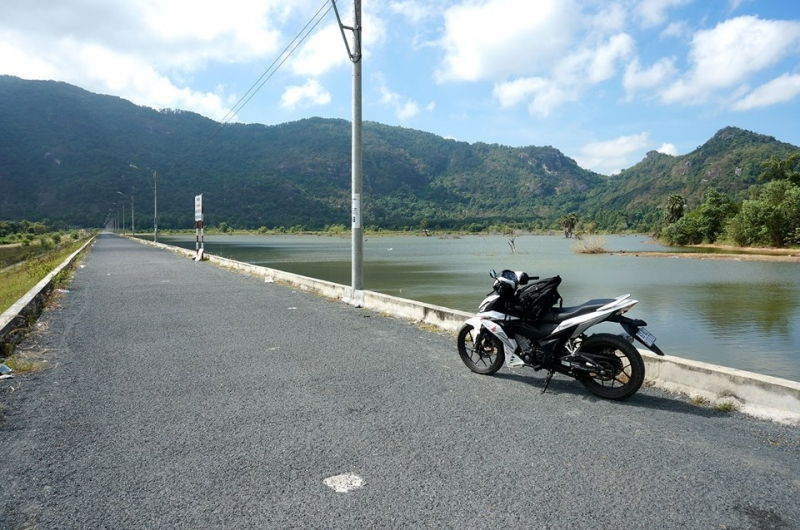 Hồ Soài Chek nằm dưới thung lũng núi Tà Pạ và núi Phụng Hoàng, xã Lê Trì, huyện Tri Tôn