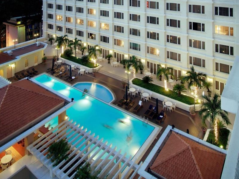 Hồ bơi 5 sao khách sạn Equatorial
