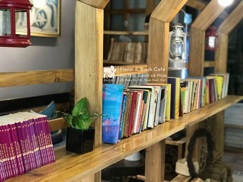 Hoa 10 Giờ Floral and Book Cafe