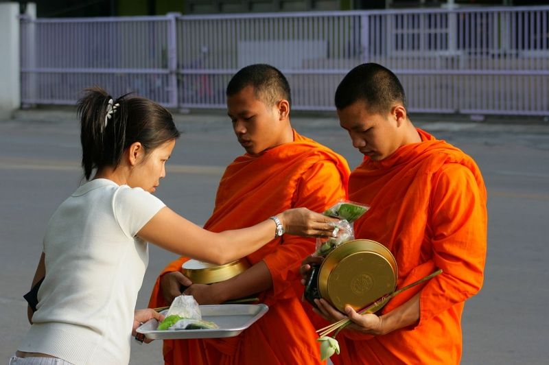 Không chạm vào cơ thể nhà sư.