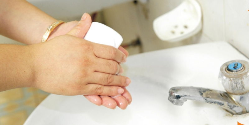 Không rửa tay trước khi chăm sóc trẻ