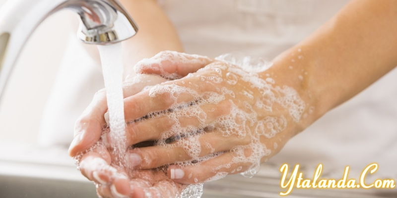 Làm sạch tay trước khi rửa mặt