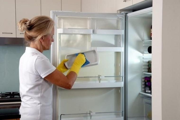 Làm sạch và khử mùi cho tủ lạnh