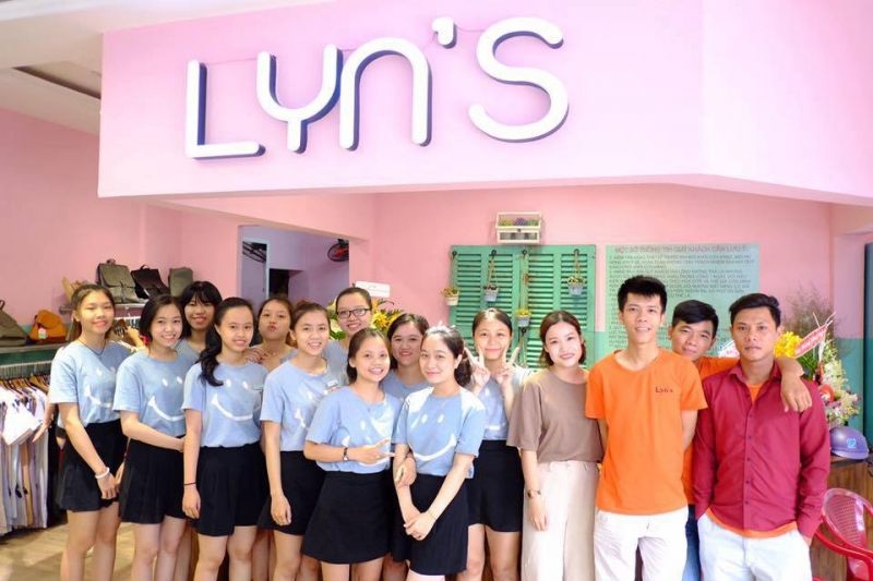 Lyn’s – Clothes & Accessories