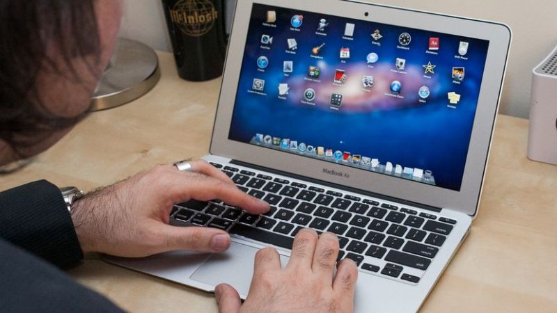 Macbook Air 11,6 inch – Giá: 10 triệu
