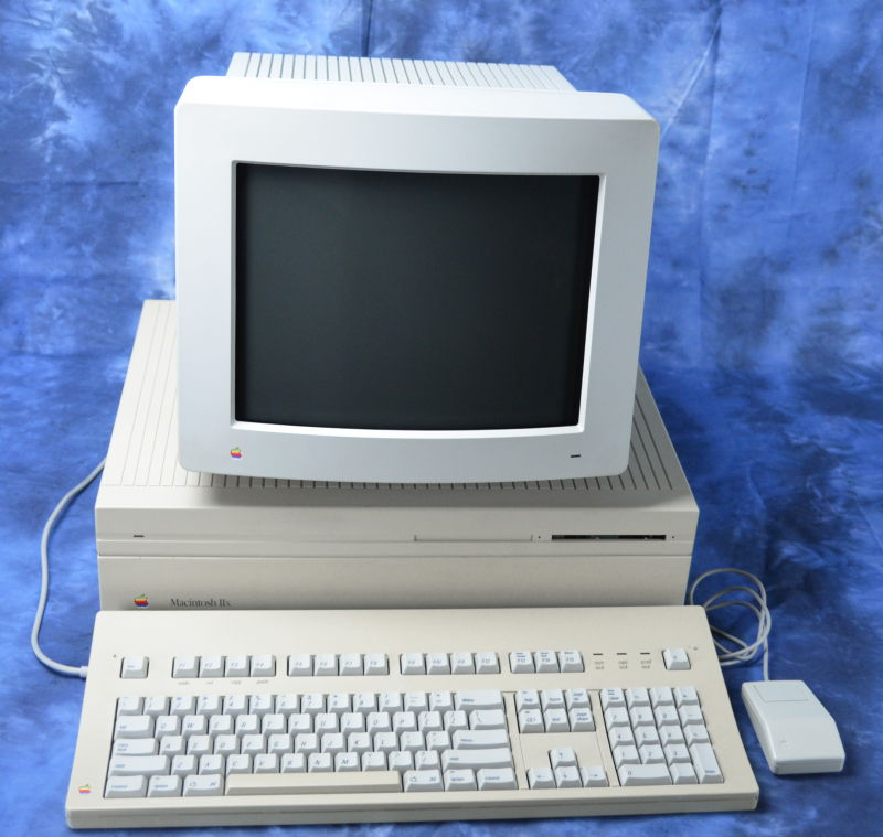 Macintosh Iix (năm 1988) – Giá: 9,369$ ~ 19,934$ ngày nay