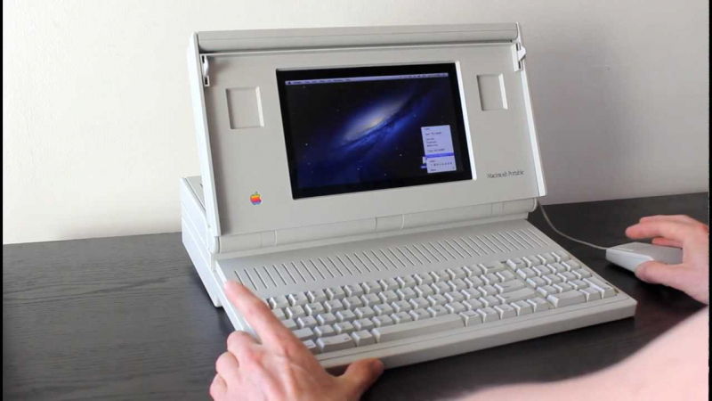Macintosh Portable (năm 1989) – Giá: 7,300$ ~ 14,818$ ngày nay