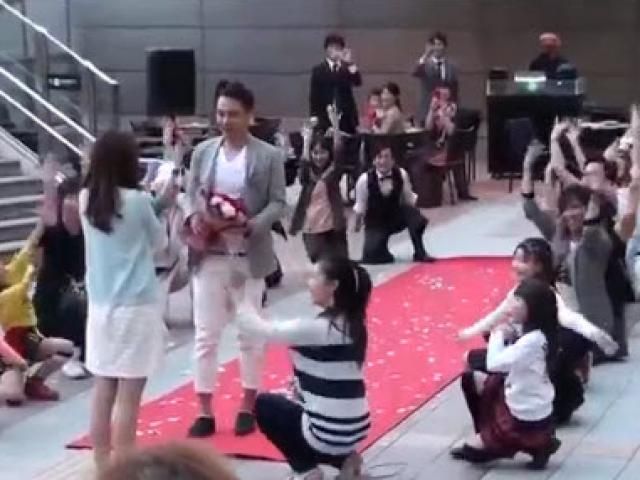 Màn cầu hôn bằng Flashmob cực chất của chàng trai Nhật Bản