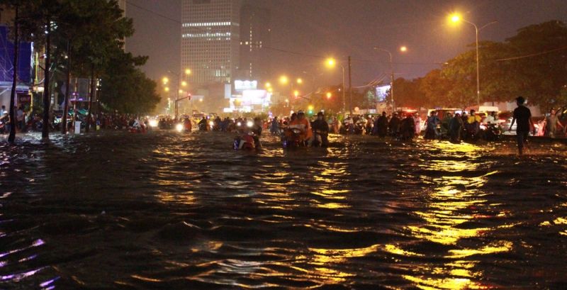 Mùa mưa bão, miền Trung ngập lụt, Sài Gòn thất thủ