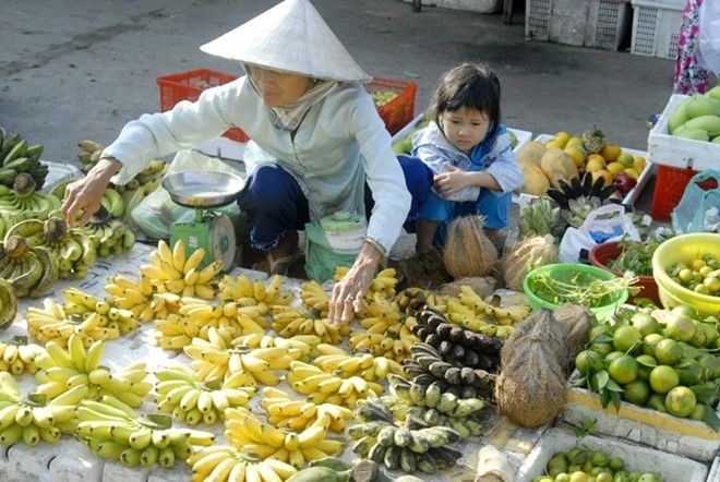 Mua sắm hàng ở chợ đầu mối hoặc chợ quê