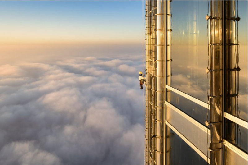 Người lau dọn chinh phục toà nhà cao nhất thế giới