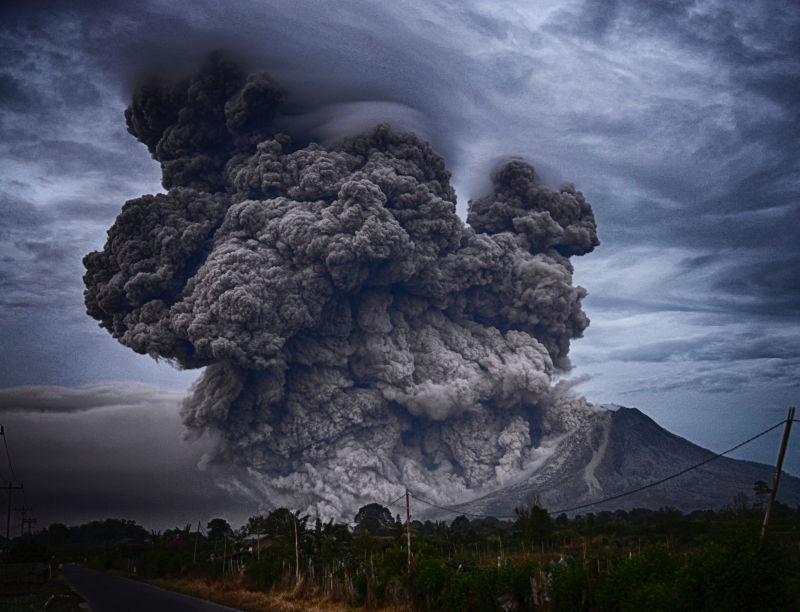 Núi lửa Sinabung và những đám mây tro