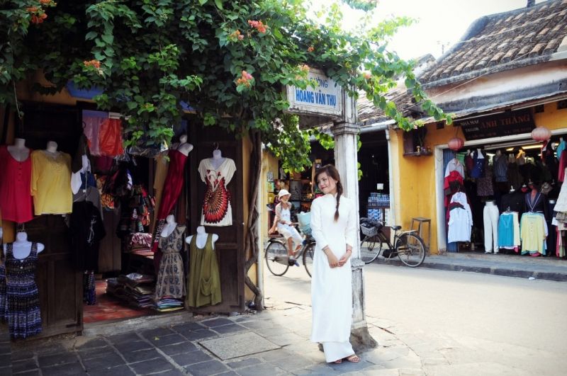 Phố bán váy và áo dài ở phường Minh An