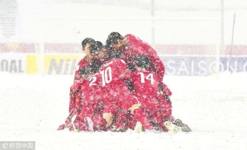 Quang Hải ghi bàn đẳng cấp tại màn chung kết với U23 Uzbekistan, U23 Việt Nam tạo nên một khúc trường ca anh hùng giữa sân vận động Thường Châu phủ đầy tuyết trắng