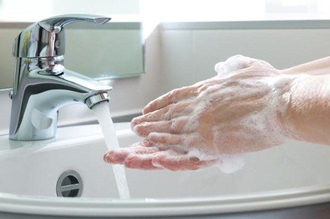 Rửa mặt nhưng không rửa tay