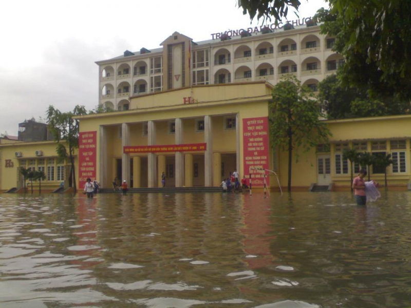 Sân trường biến thành hồ khi trời mưa