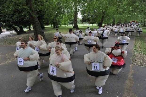 Số người mặc đồ Sumo chạy bộ đông nhất thế giới