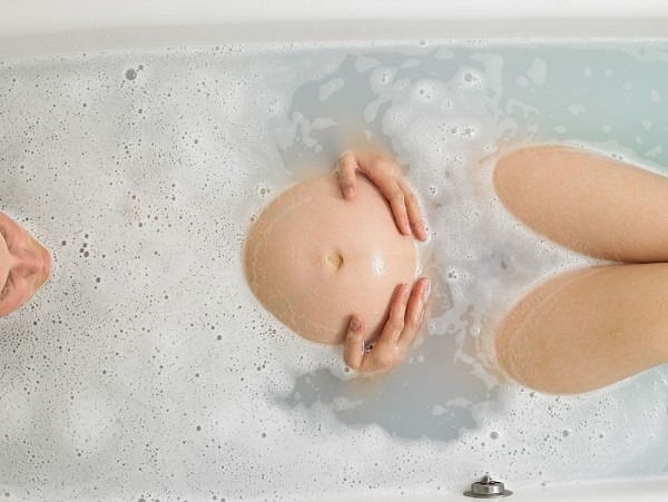 Tắm nước nóng hoặc ngâm bồn nước nóng quá lâu