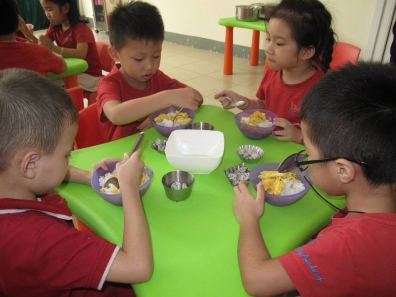 Tập cho trẻ quen với nề nếp ăn ở lớp
