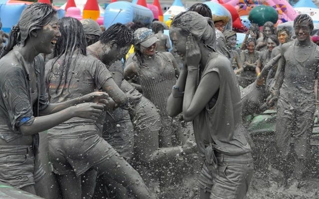 Tháng 7:  Lễ hội Bùn Boryeong, Hàn Quốc